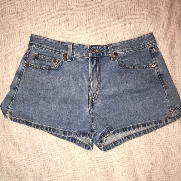 Levi denim shorts. In great condition! - Picture 2 of 3